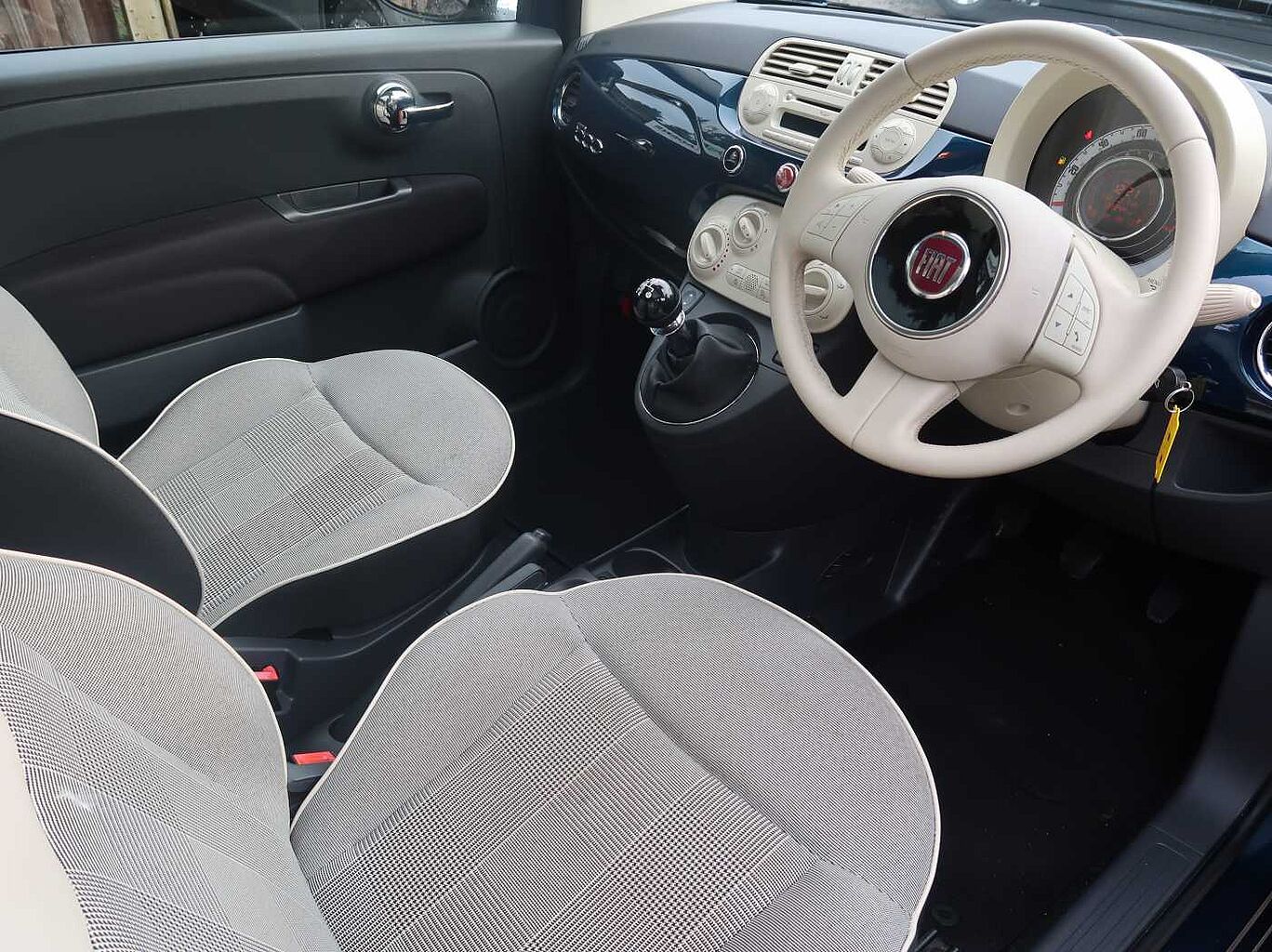 Fiat 500 1.2 LOUNGE 3-Door Hatchback